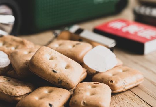 防災の日には、お菓子など非常食の見直しで早めの対策を